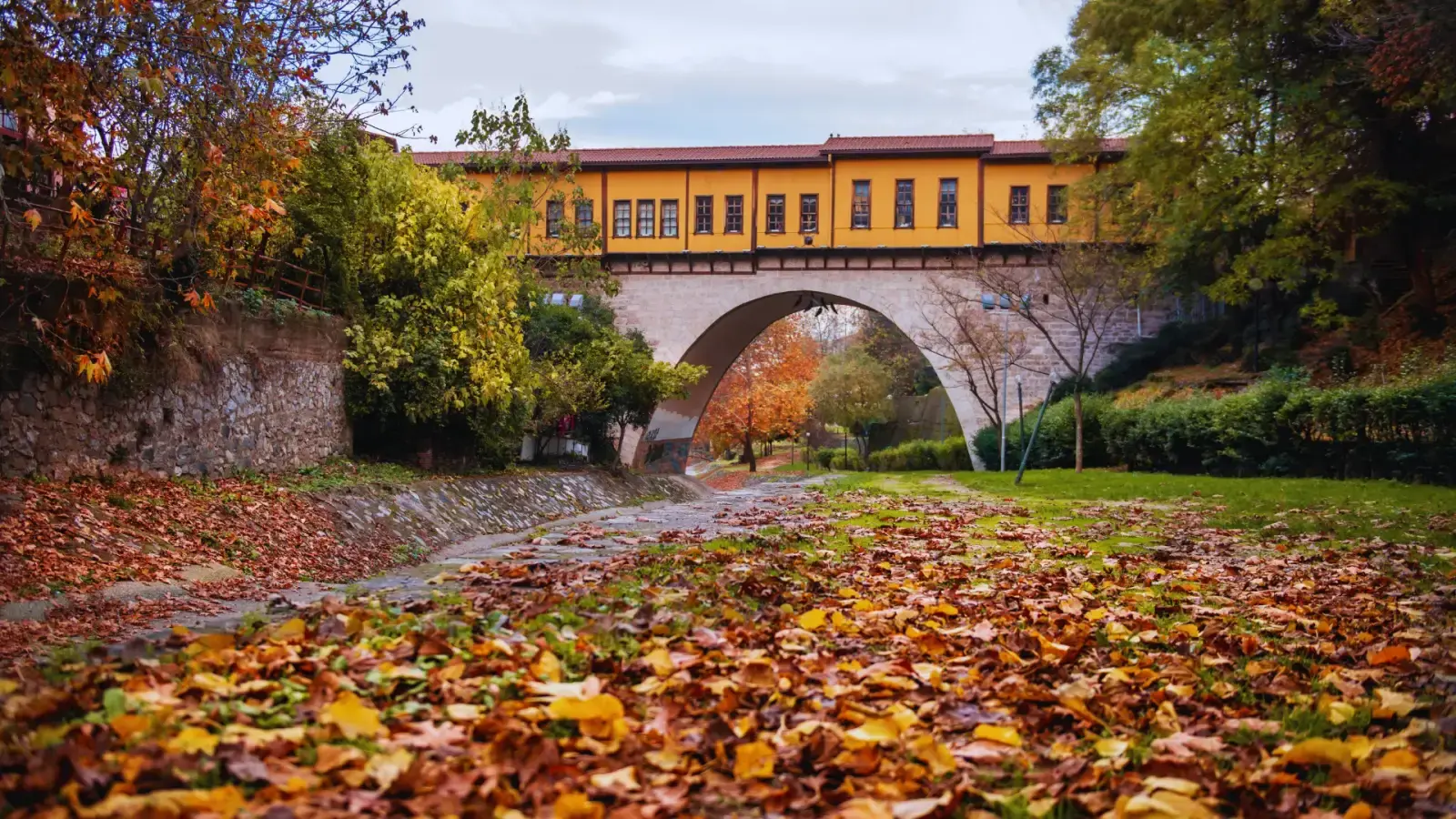 Bursa'da Irgandı Köprüsü ve tarihî çarşı, sonbaharda
